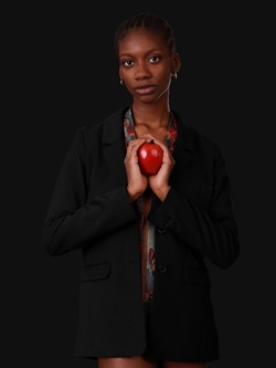 Ästhetisches Boudoir-Portrait mit Fokus auf Details wie Schmuck und feine Spitzenunterwäsche