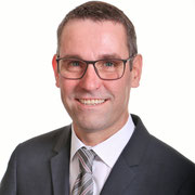 Seriöses Bewerbungsfoto eines Mannes für den Lebenslauf, erstellt im MB Fotostudio Affoltern am Albis