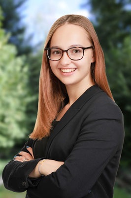 Elegantes Bewerbungsfoto mit natürlichem Hintergrund