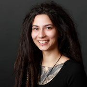 Elegantes Bewerbungsfoto mit schwarzem Hintergrund für einen starken Auftritt