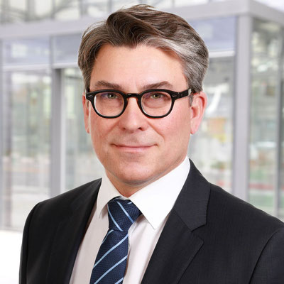 Modernes Businessfoto für Unternehmen und LinkedIn-Profile, erstellt im Fotostudio in der Region Knonau