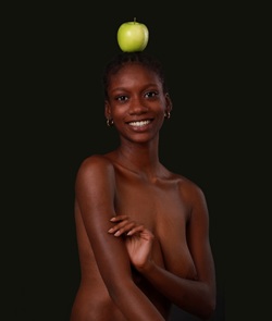 Ästhetische Körperkunst in der Aktfotografie, aufgenommen im professionellen Fotostudio