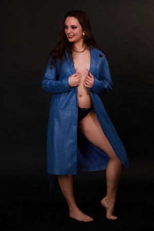 Künstlerische Aktfotografie mit ästhetischem Spiel von Licht und Schatten