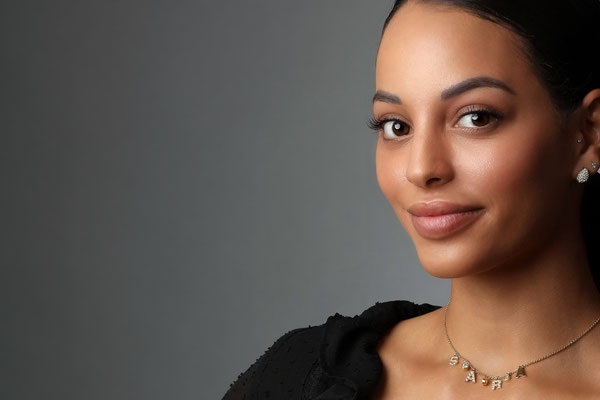 Authentische Portraitfotografie mit natürlichem Ausdruck und professioneller Lichtsetzung